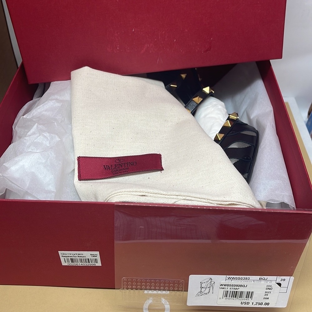 Valentino Garavani Rockstud t-strap - Picture 5 of 13